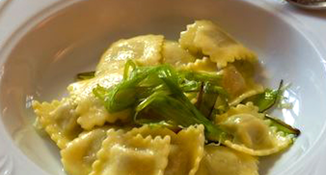 Ravioli di fonduta con tartuto nero