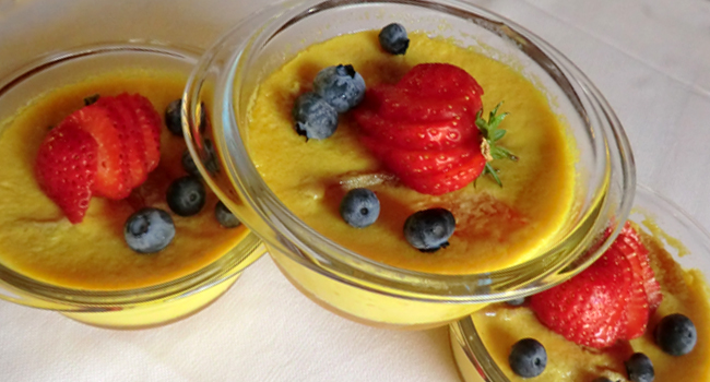 Budino di albicocche con frutta di stagione